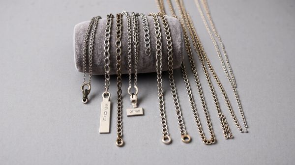 Guide d'achat : sélectionner la taille et la chaîne d'un pendentif masculin