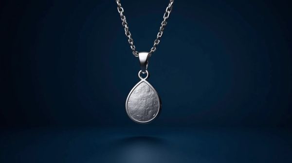 Le pendentif masculin : bien choisir sa taille et sa chaîne