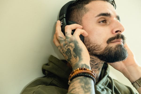 Bracelets en perles naturelles pour homme : élégance et authenticité